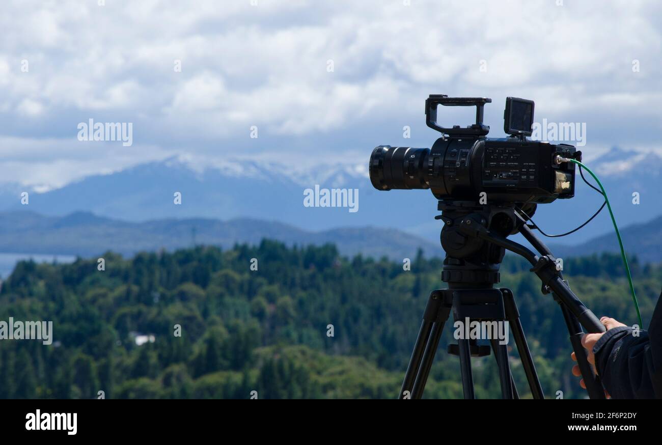 Professionelle Videokamera, die für Panoramaaufnahmen bereit ist  Stockfotografie - Alamy