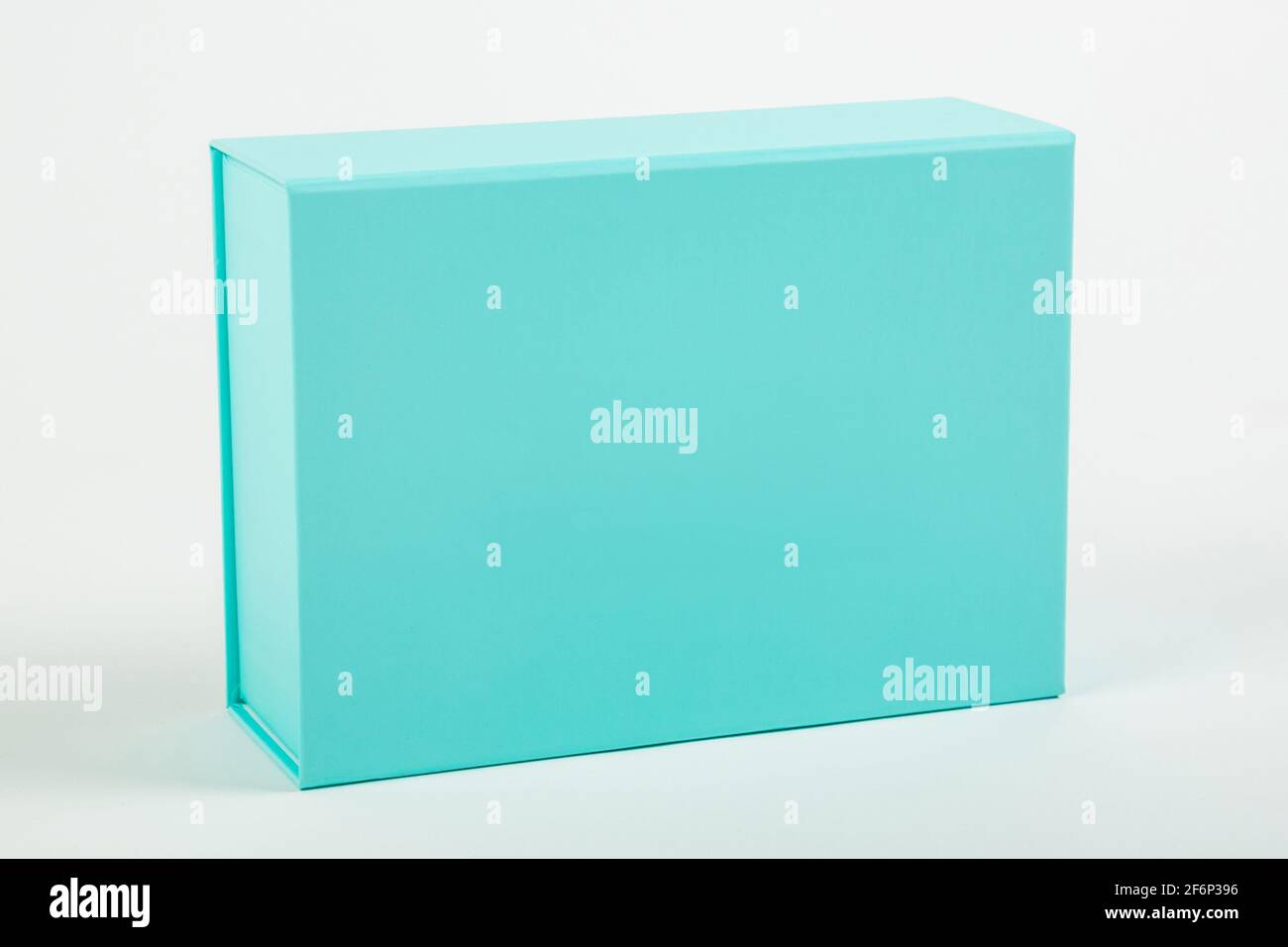 Blauer Kasten auf weißem Hintergrund. Nahaufnahme. Stockfoto