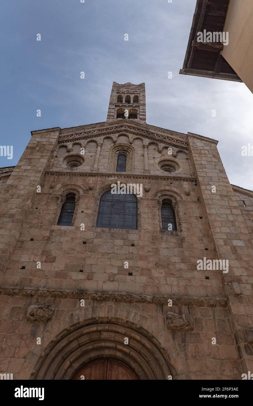 Tagesansicht der Kathedrale von Santa Maria d'Urgell. Katalonien. Stockfoto