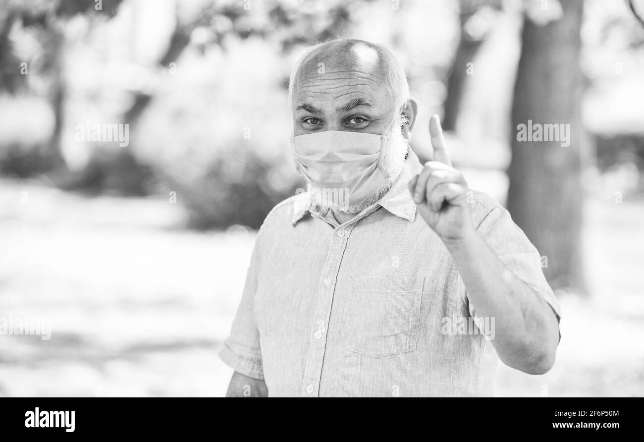 Sicherheitsmaßnahmen. Coronavirus-Pandemie. Älterer Mann mit Gesichtsmaske. Pandemiekonzept. Stoppen Sie die Pandemie. Berühren Sie nicht Ihr Gesicht. Ältere Menschen während unterstützen Stockfoto