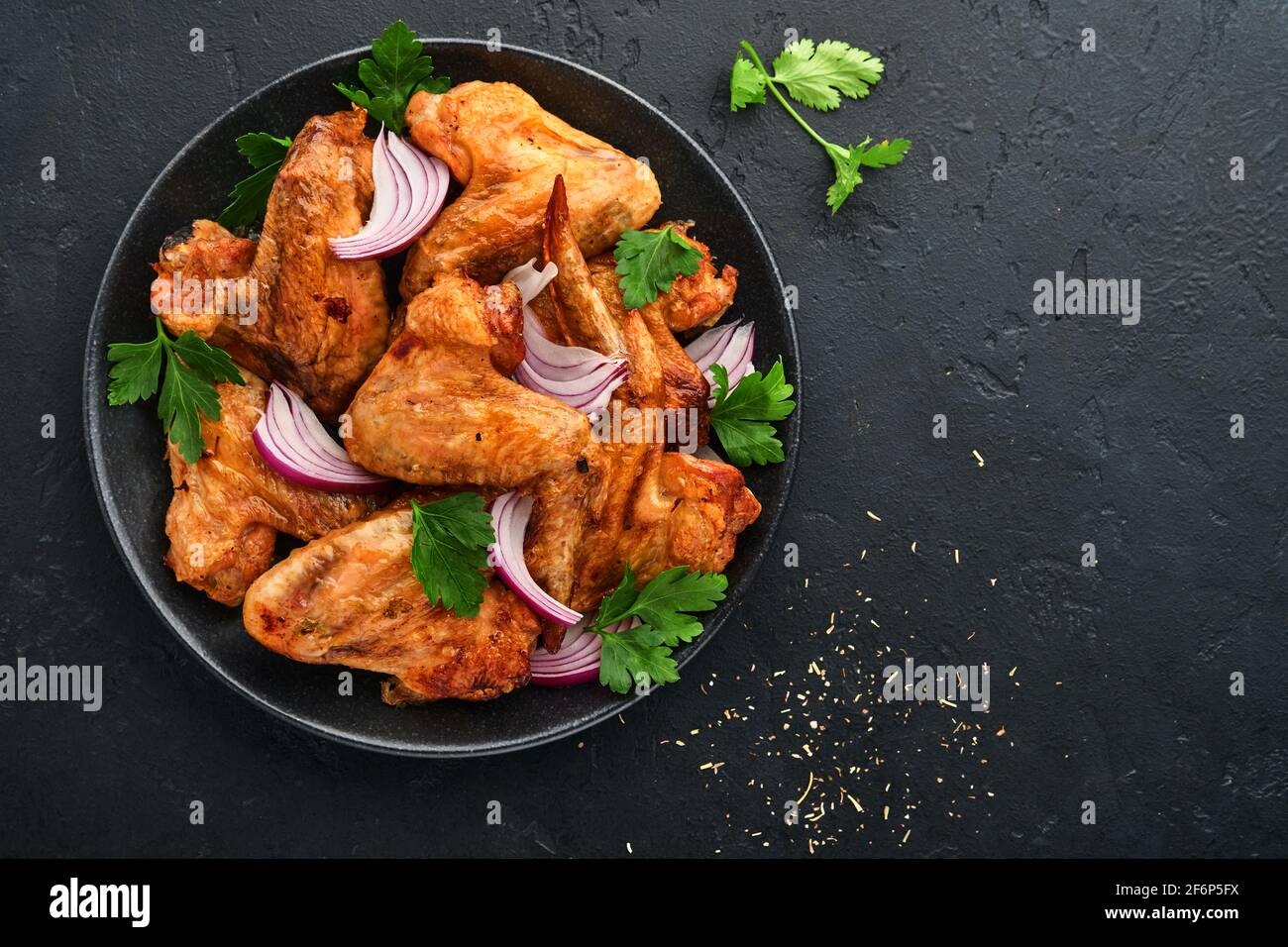 Gegrillte Hähnchenflügel oder gebratener grill mit Gewürzen und ...
