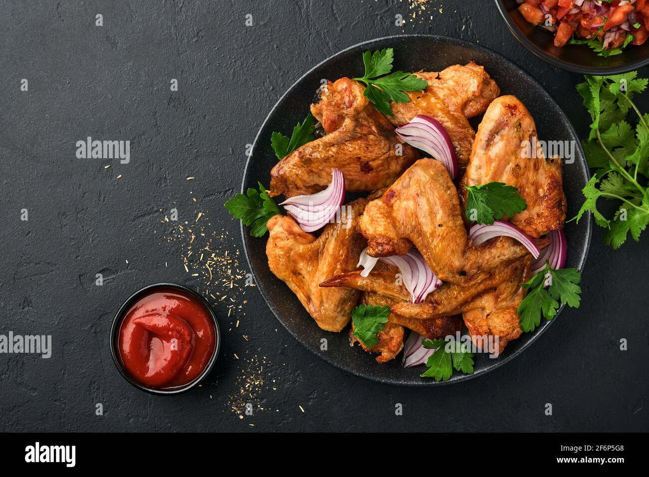 Gegrillte Hähnchenflügel oder gebratener grill mit Gewürzen und ...