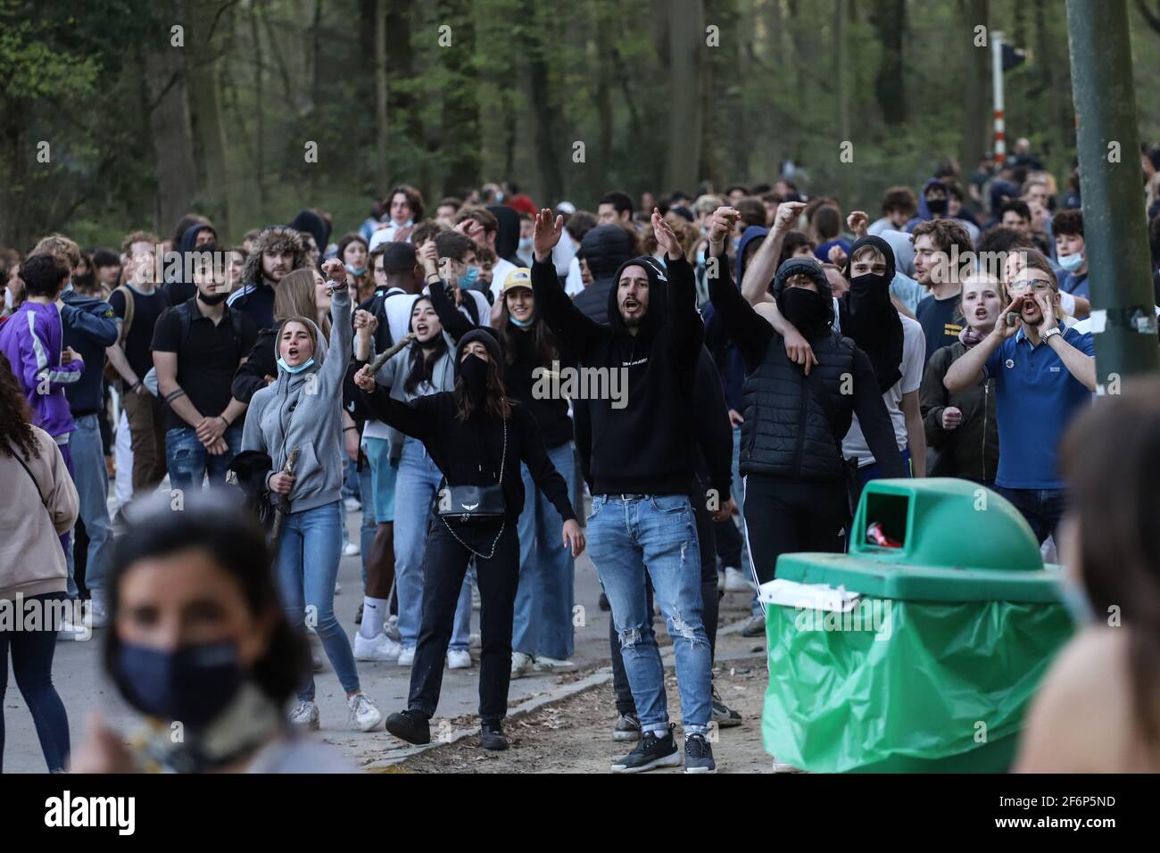 1. April 2021, Brüssel, Belgien: Die belgische Polizei stößt auf eine große Menge von Nachtschwärmern, die sich trotz der Covid-19-Beschränkungen im Park Bois de la Cambre zu einem nicht genehmigten Festival versammelten. Brüssel, Belgien, 1. April 2021. (Bild: © Valeria Mongelli/ZUMA Wire) Stockfoto