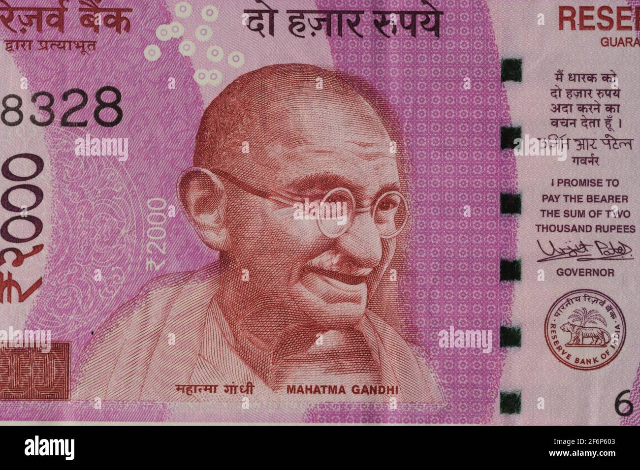 Mumbai Indien Asien März 21 2021 Reserve Bank of india Gesicht von Mahatma Gandhi auf zweitausend Rupien neue Banknoten 2000 Rupien indische Währung Stockfoto