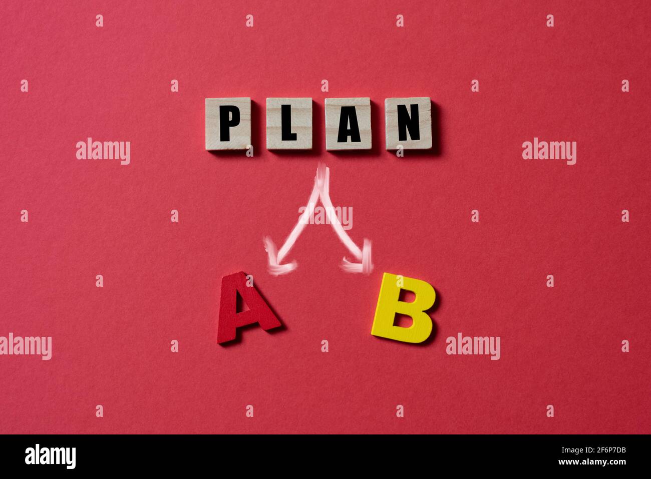Hölzerne alfabet-Fliesen mit Plan A oder B. Konzept der Planung und des Geschäfts Stockfoto
