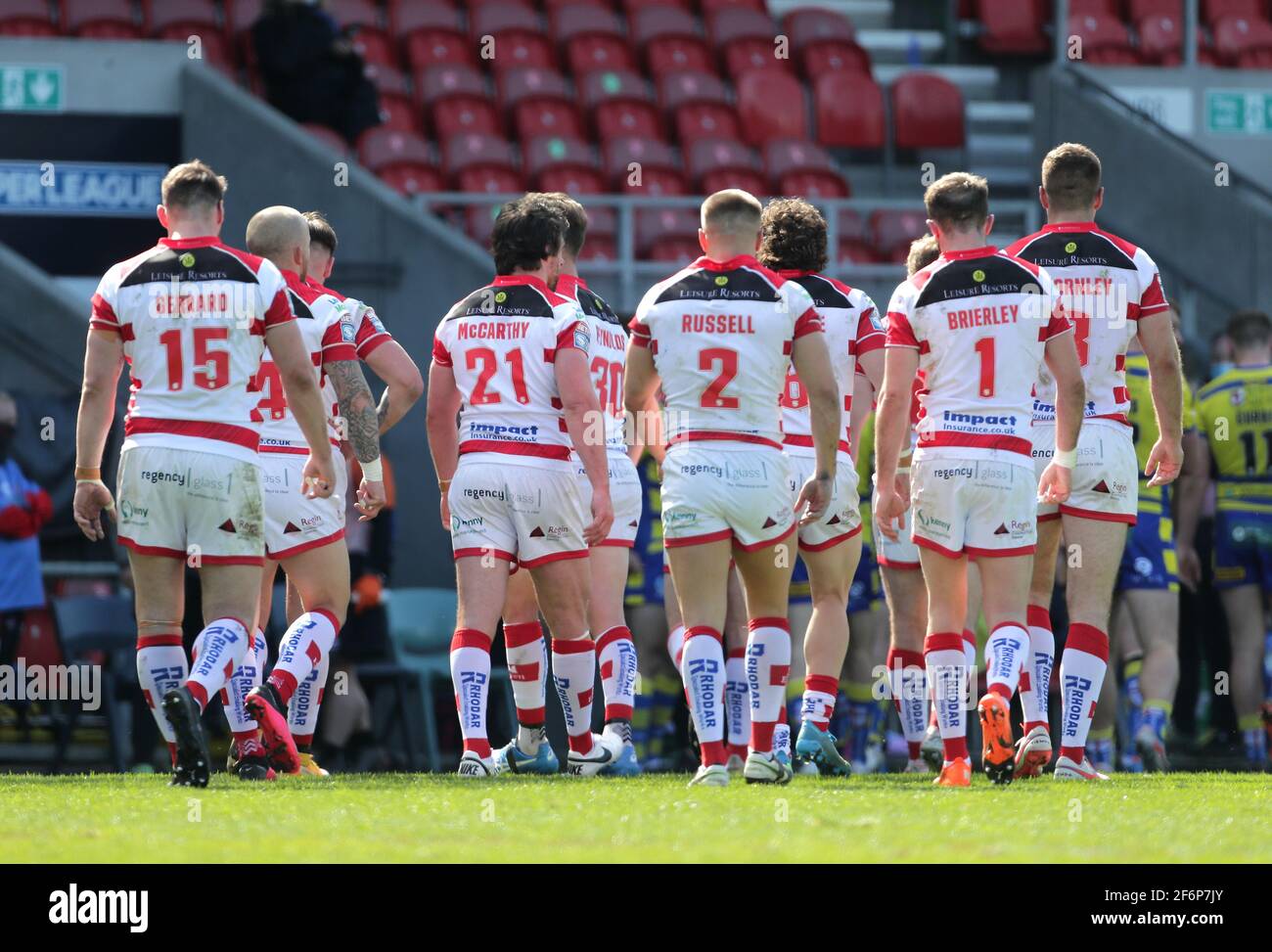 Alex Gerrard von Leigh Centurions (links), Tyrone McCarthy, Matty Russell und Ryan Brierley gehen während des Matches der Betfred Super League im Totally Wicked Stadium, St. Helens, zur Halbzeit dejeziert aus. Bilddatum: Freitag, 2. April 2021. Stockfoto