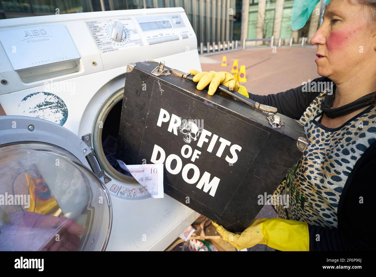 Dirty Scrubbers, eine Gruppe der Extinction Rebellion-Bewegung, veranstaltete am 30. März 2021 einen theatralischen Protest vor dem Barclays-Hauptquartier in London, England. Die Demonstranten werfen der Bank vor, nicht genug zu tun, um den Klimawandel zu bekämpfen. Barclys investierte im vergangenen Jahr 150 Millionen Euro in die fossile Energiewirtschaft. (Foto von Vincenzo Lullo/Pacific Press/Sipa USA) Stockfoto