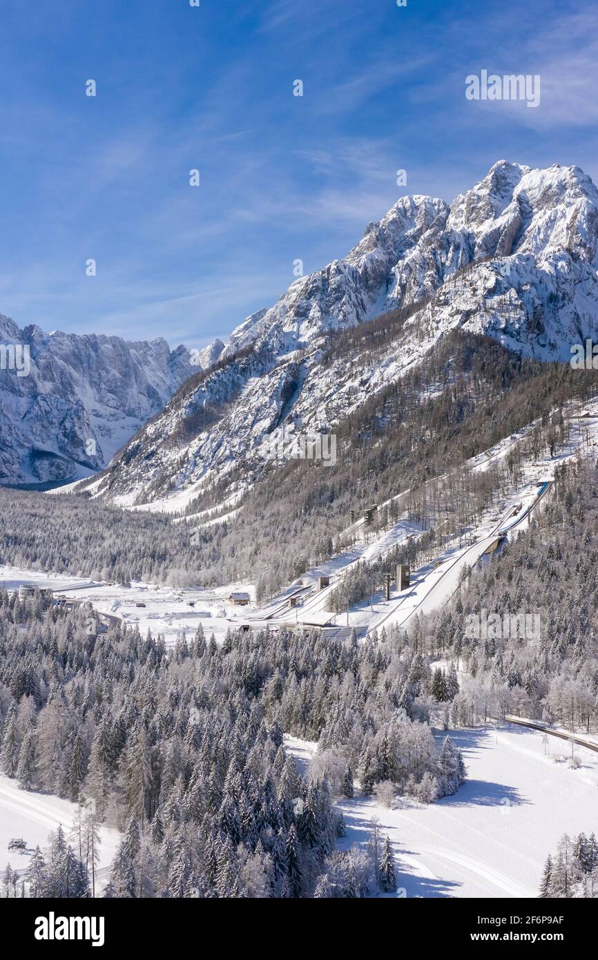 Luftaufnahme der Schanze in Planica, Slowenien bei Ratece bei Kranjska gora im Winter mit Schnee. Stockfoto
