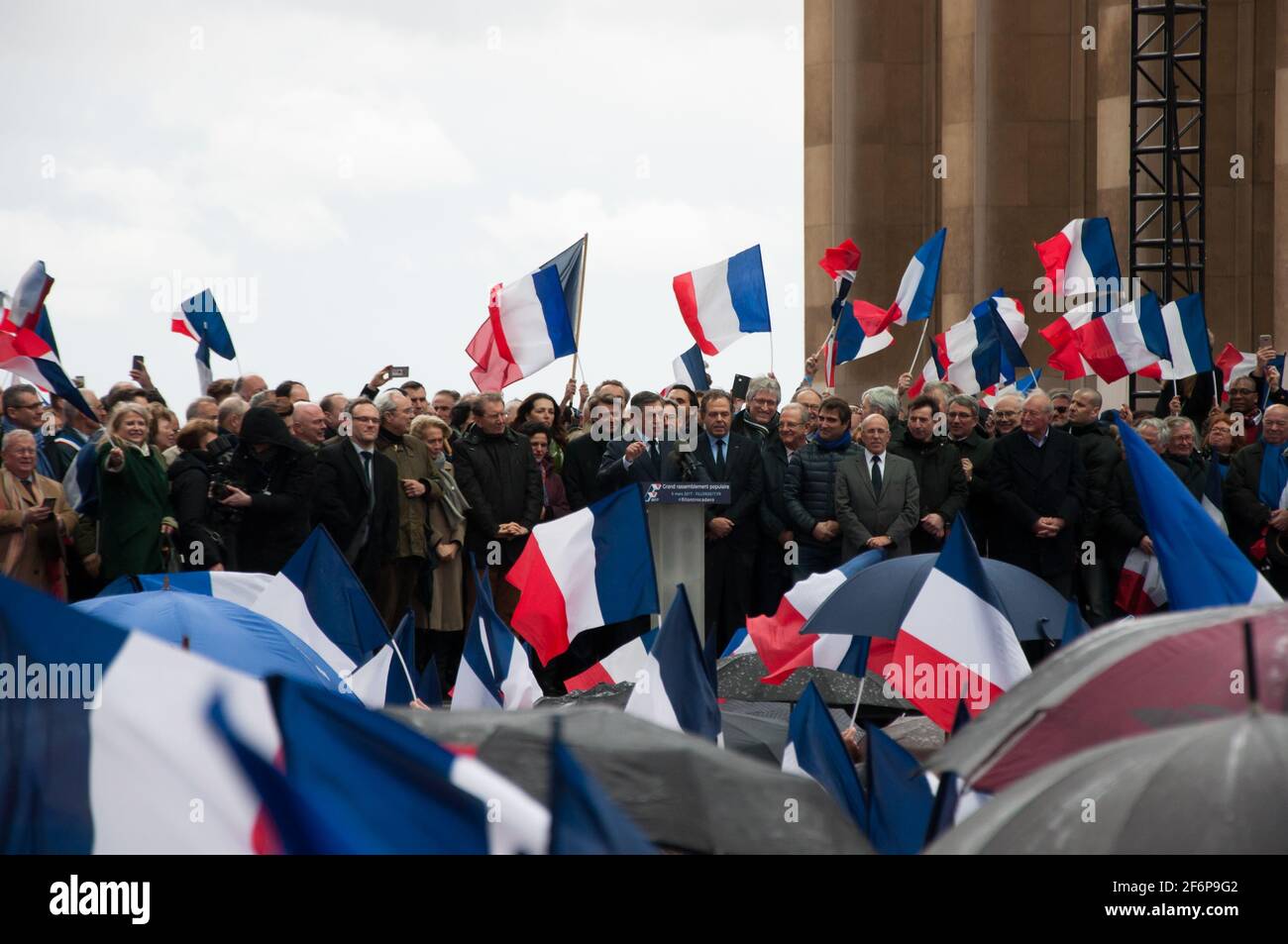 PARIS, FRANKREICH - 5. MÄRZ 2017 : Kundgebung zur Unterstützung des französischen Präsidentschaftswahlkandidaten François Fillon am Trocadero. Stockfoto