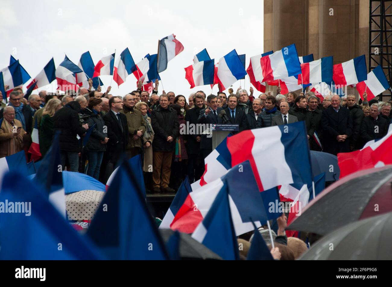 PARIS, FRANKREICH - 5. MÄRZ 2017 : Kundgebung zur Unterstützung des französischen Präsidentschaftswahlkandidaten François Fillon am Trocadero. Stockfoto PARIS, FRANKREICH - 5. MÄRZ 2017 : Kundgebung zur Unterstützung des französischen Präsidentschaftswahlkandidaten François Fillon am Trocadero. Stockfoto