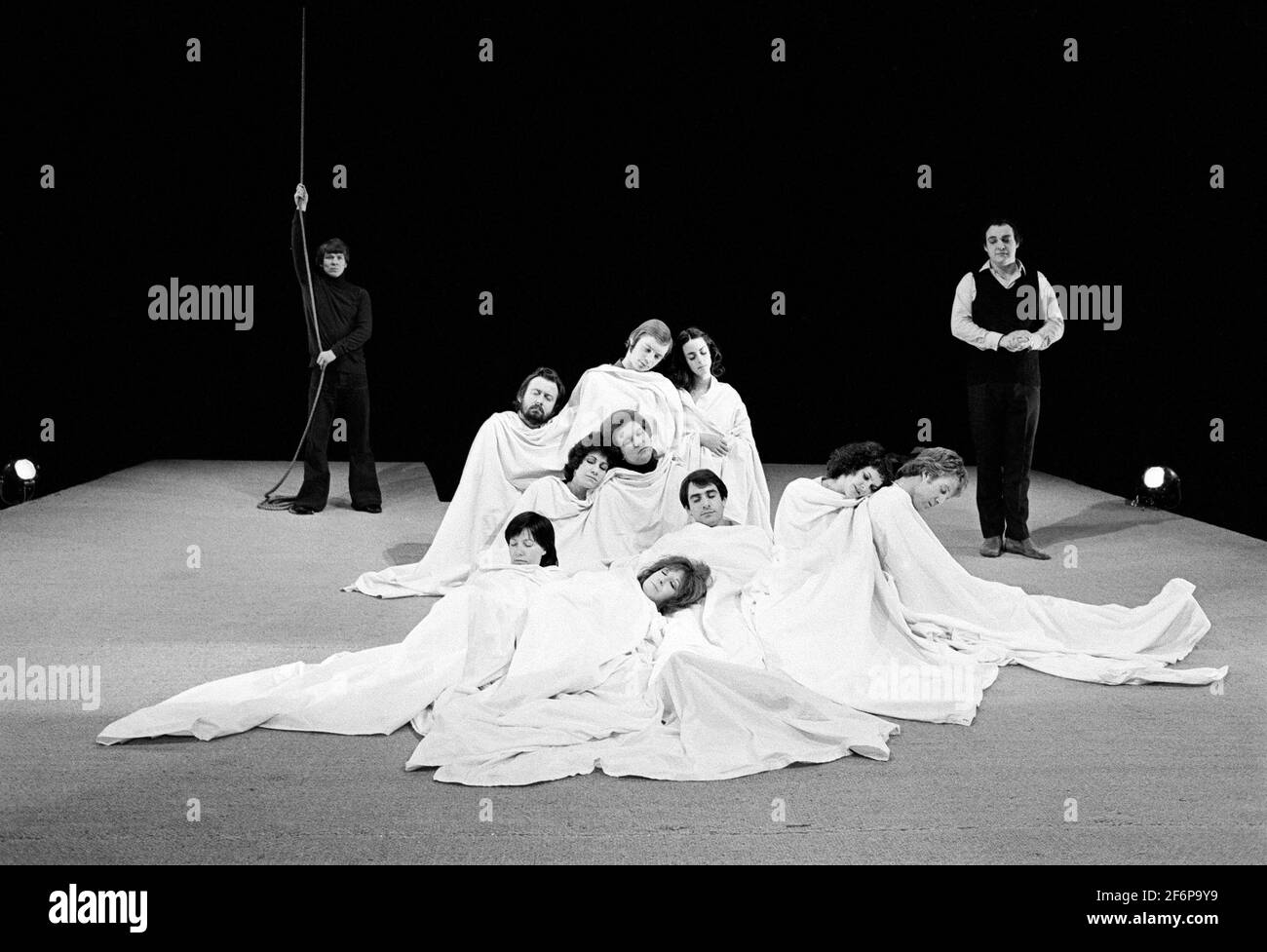 The company in UNDER MILK WOOD von Dylan Thomas im Shaw Theatre, London NW1 24/06/1974 Entworfen und Regie von James Roose-Evans Beleuchtung: Dominic March Stockfoto