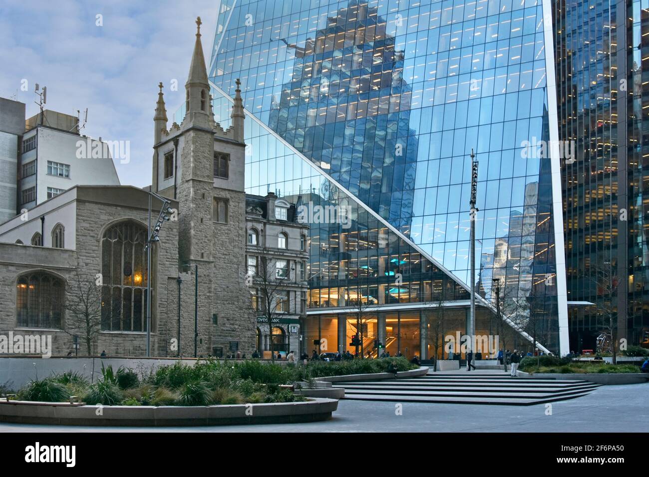 Historische St. Andrew Undershaft Kirche & moderner Scalpel Büro Wolkenkratzer Gebäude Straße Ebene Szene Gherkin Reflexion St Mary AX City Von London UK Stockfoto