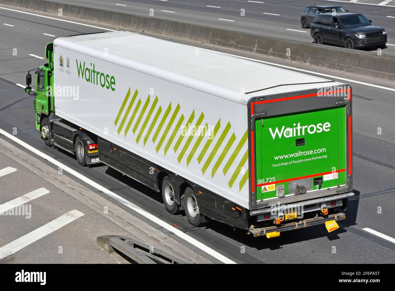 Seiten- und Rückansicht von oben Waitrose Retail Online-Geschäft Supermarkt Lebensmittel Supply Chain Store Delivery LKW & Anhänger Fahren Sie auf der britischen Autobahn Stockfoto