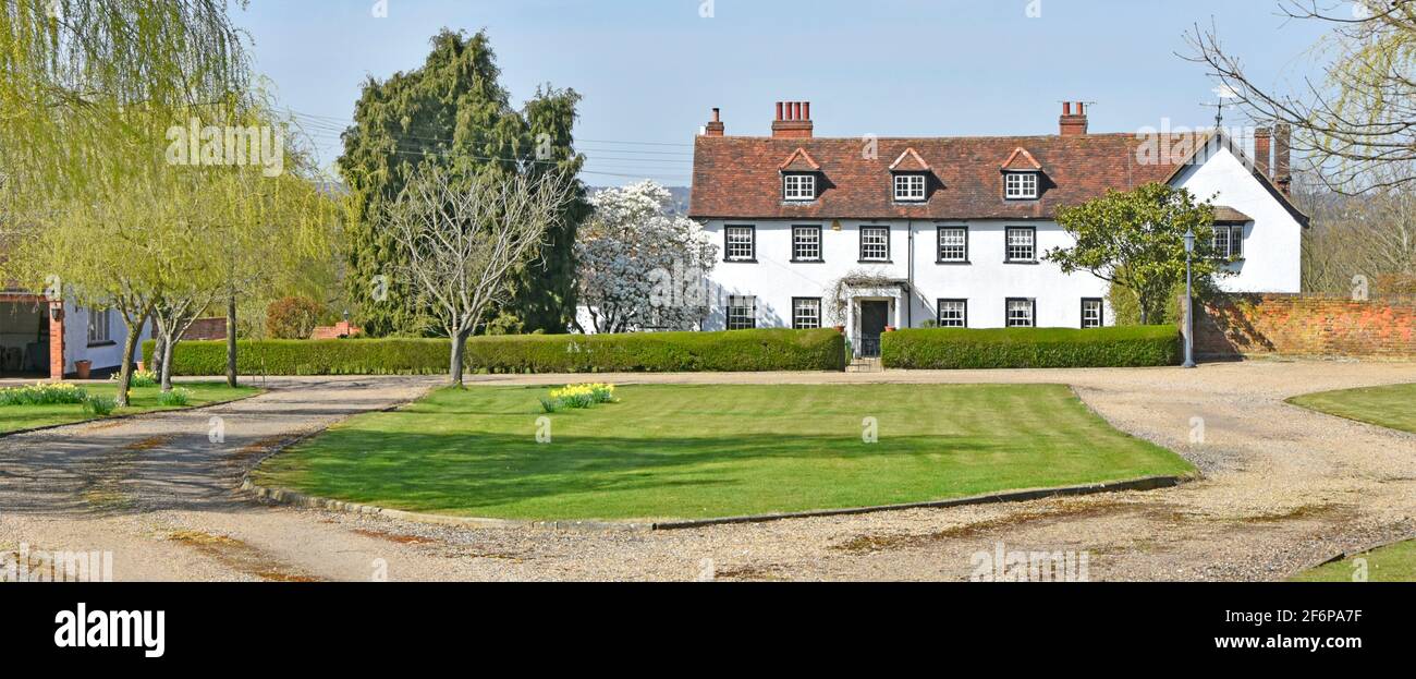 Historische façade 16. Jahrhundert ländlichen Herrenhaus & Front Die Zufahrt zum Garten in Lambourne Hall, einem denkmalgeschützten Gebäude der Klasse ii, befindet sich in der Nähe Abridge in Essex UK Stockfoto