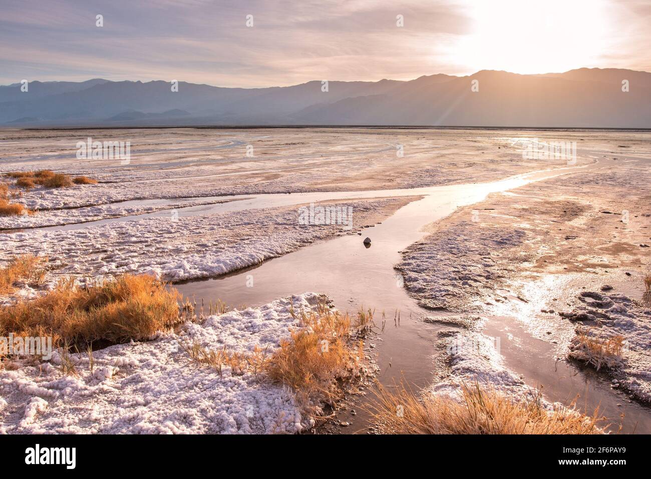 Wunderschöne Death Valley California Landschaft bei Sonnenuntergang mit Salzbach Im Blick Stockfoto