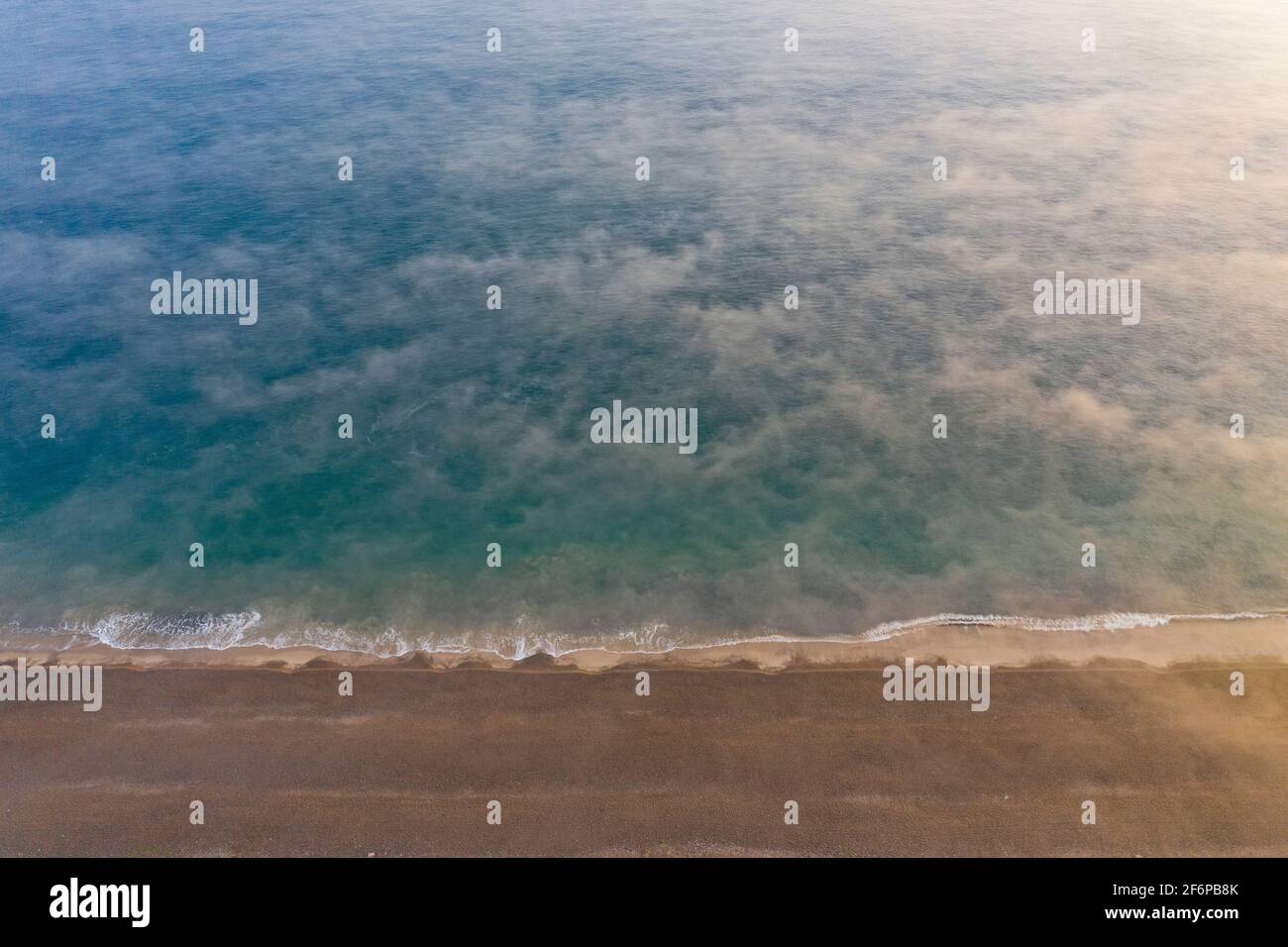 Luftaufnahme des Strandes und des Meeres mit niedrigem Nebel, der im Morgengrauen über dem Meer hängt, Cley, North Norfolk Stockfoto