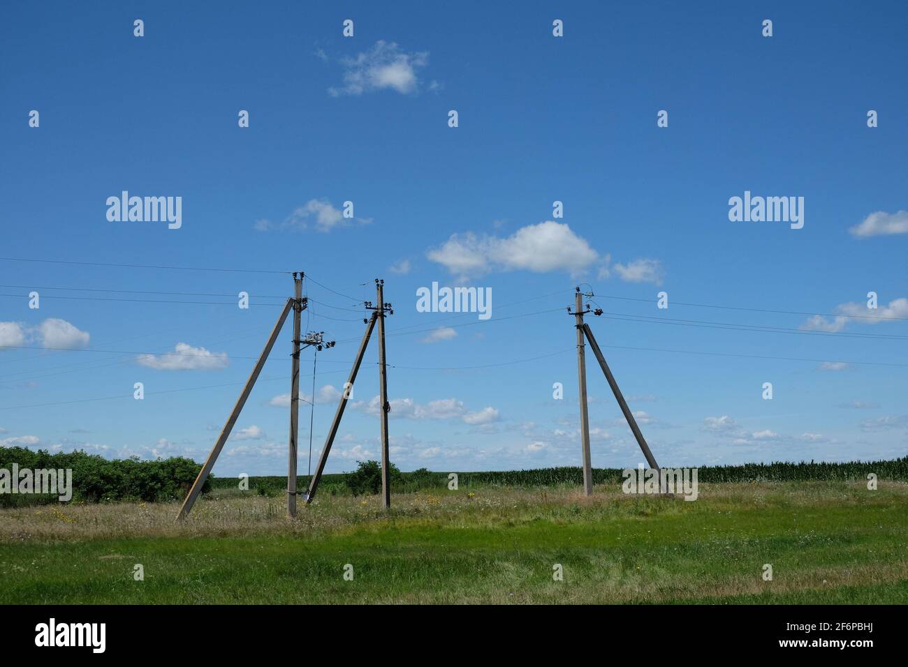 Drei große Pole von Stromleitungen im Feld. Stockfoto