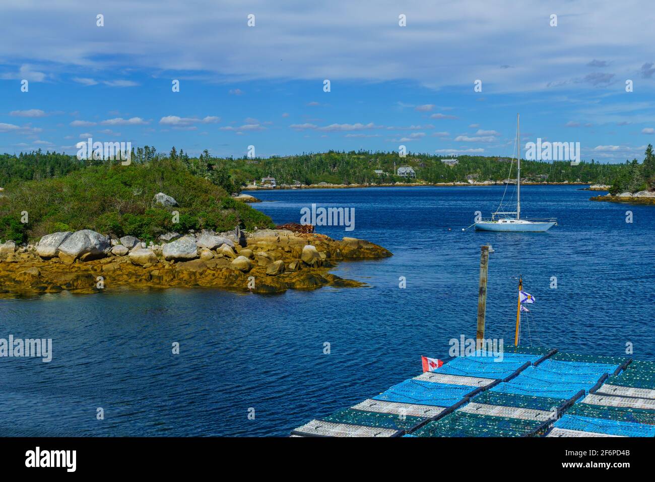 Blick auf eine Bucht, Hummerfallen und Segelboot im Westen von Dover, Nova Scotia, Kanada Stockfoto