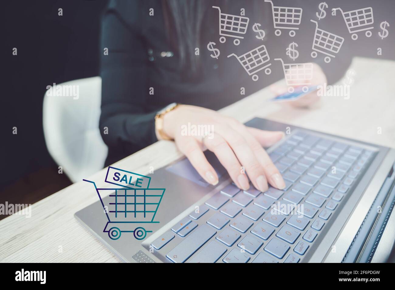 E-Commerce-Konzept. Frau mit Kreditkarte, online einkaufen. Stockfoto