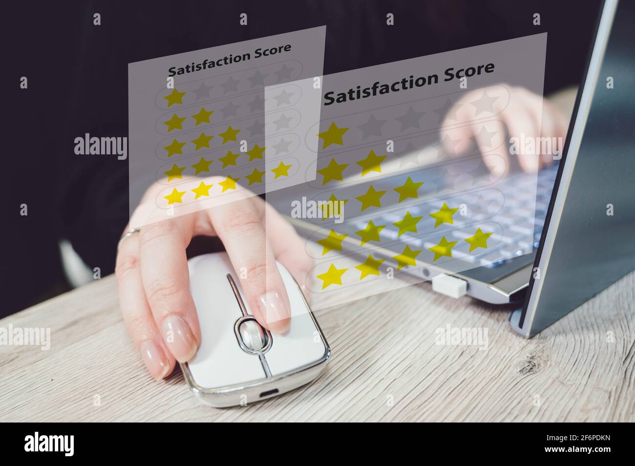 Customer Experience Konzept. Sternebewertung mit Sternensymbolen auf dem virtuellen Bildschirm Stockfoto