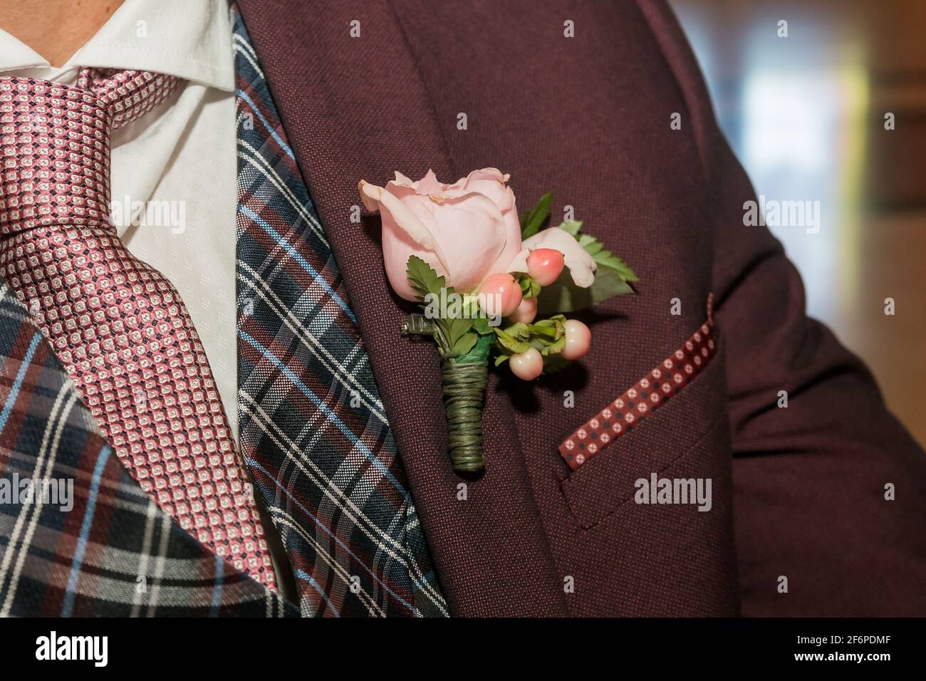 Blumenschmuck auf dem Revers eines Herrenanzugs. Blume. Boutonniere. Stockfoto