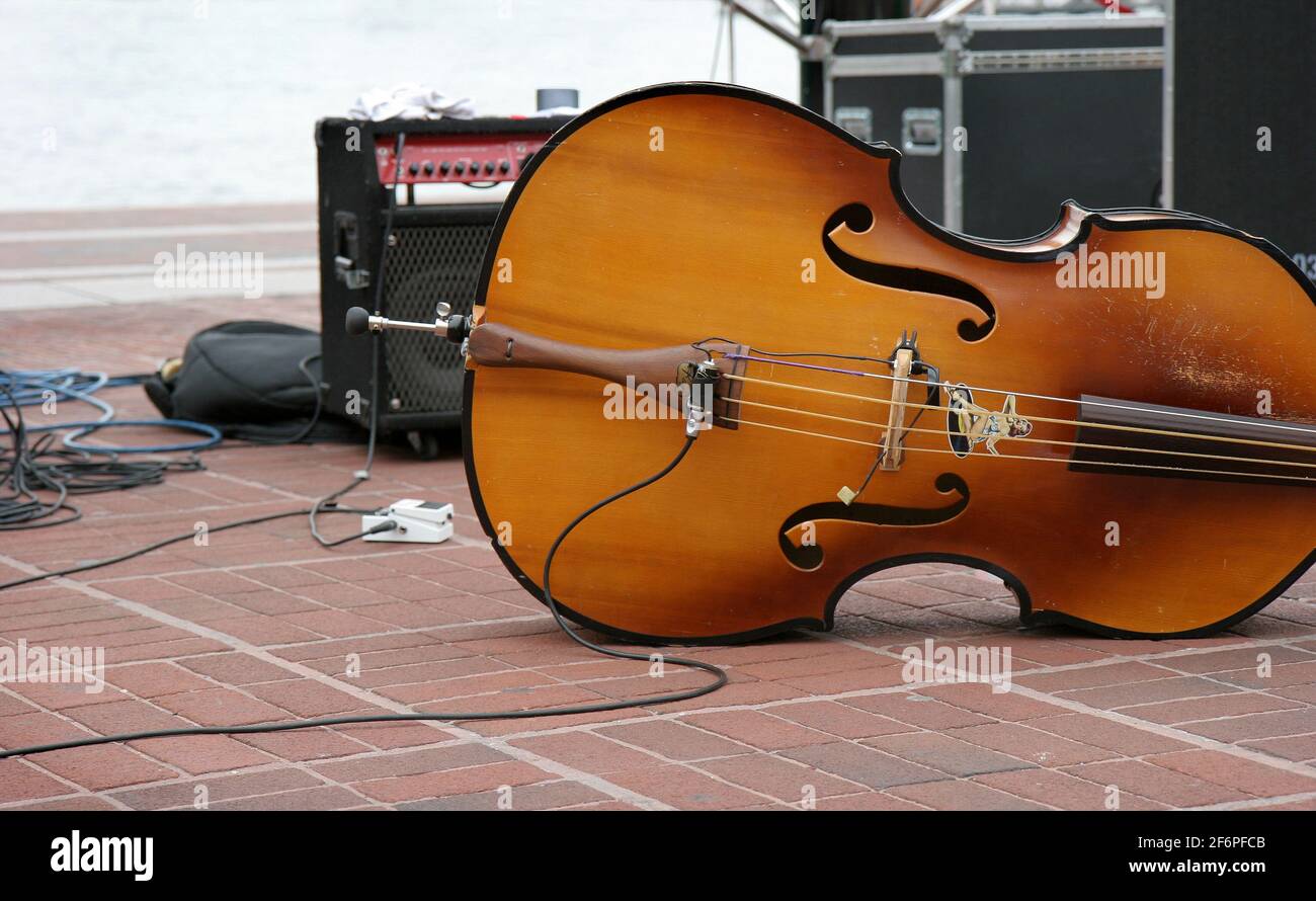 Ein aufrechter Bass auf seiner Seite während einer Pause im Set. Stockfoto