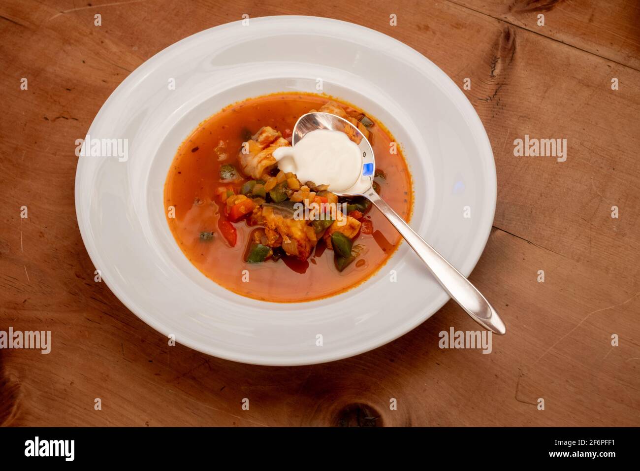Halaszle, ungarische Fischsuppe oder Fischeintopf mit Karpfen, Paprika und Sour Cream Stockfoto