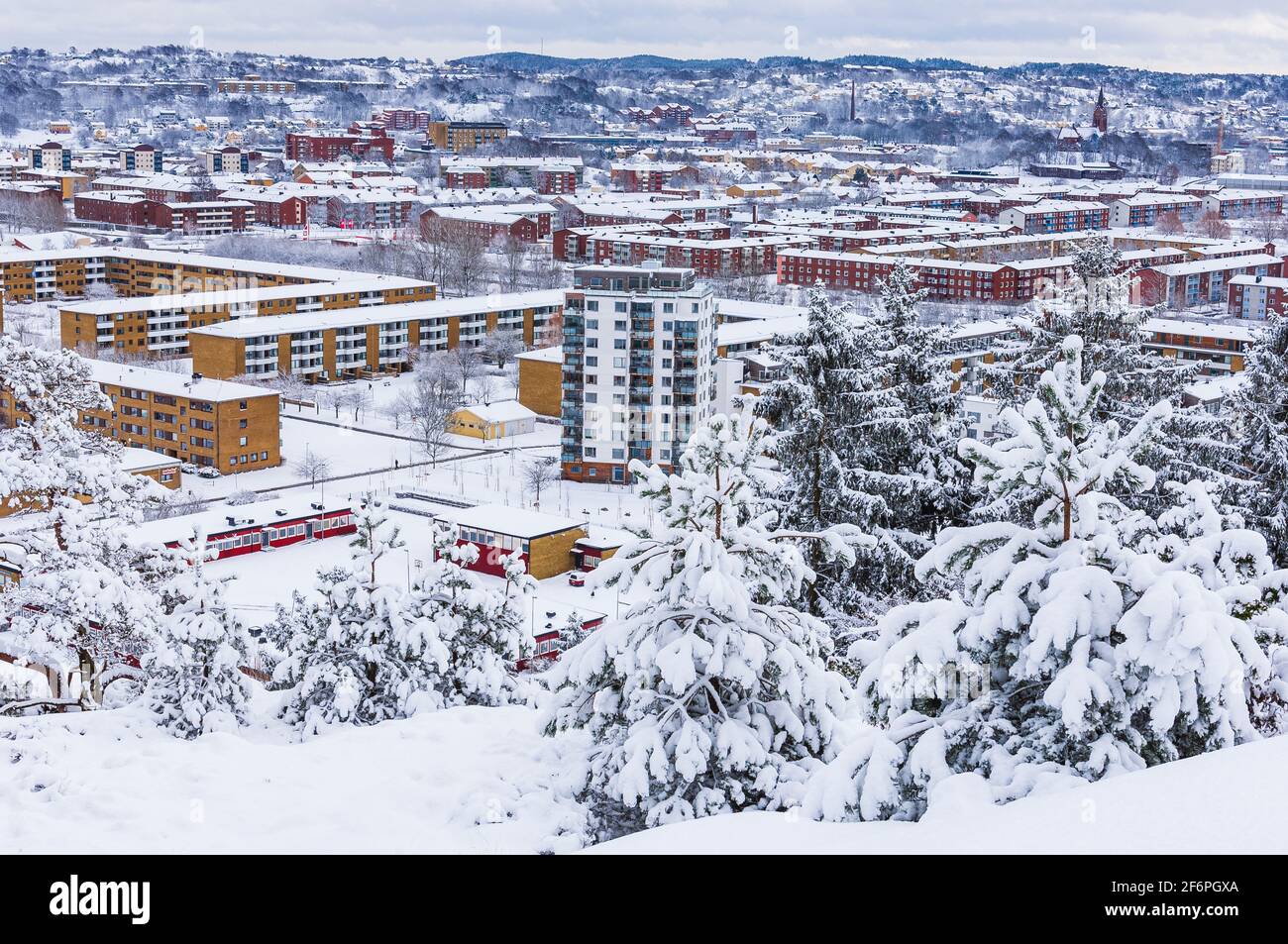 Schneebedeckte Wohngegend in einer schwedischen Stadt Stockfoto