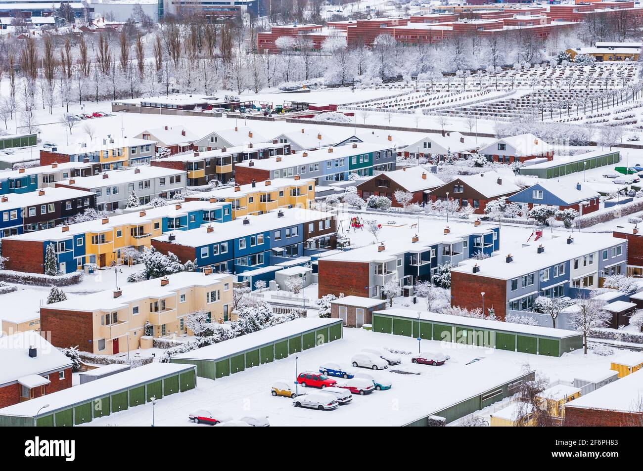 Schneebedeckte Wohngegend in der schwedischen Stadt Stockfoto
