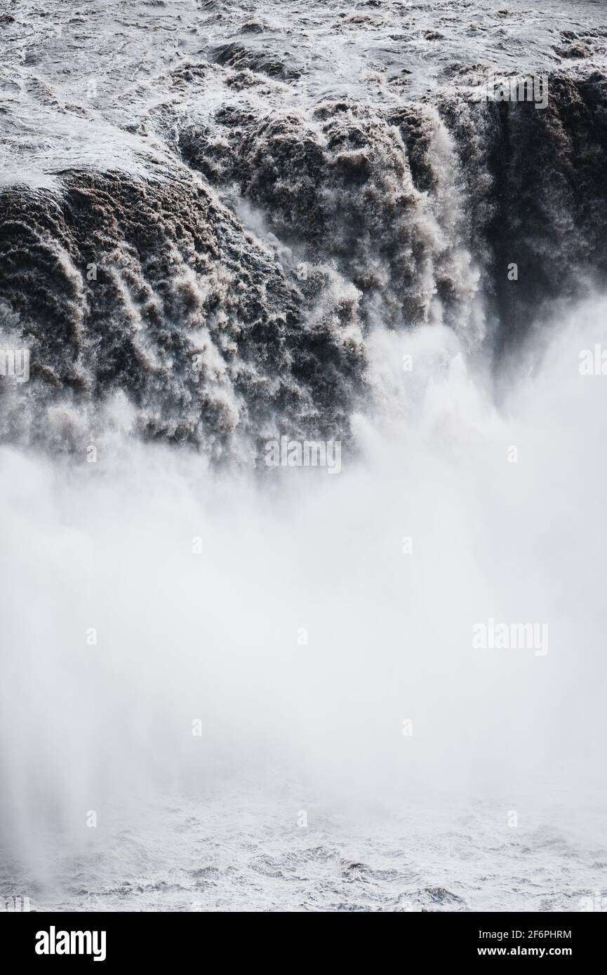 Nahaufnahme eines mächtigen Wasserfalls bei Island Stockfoto