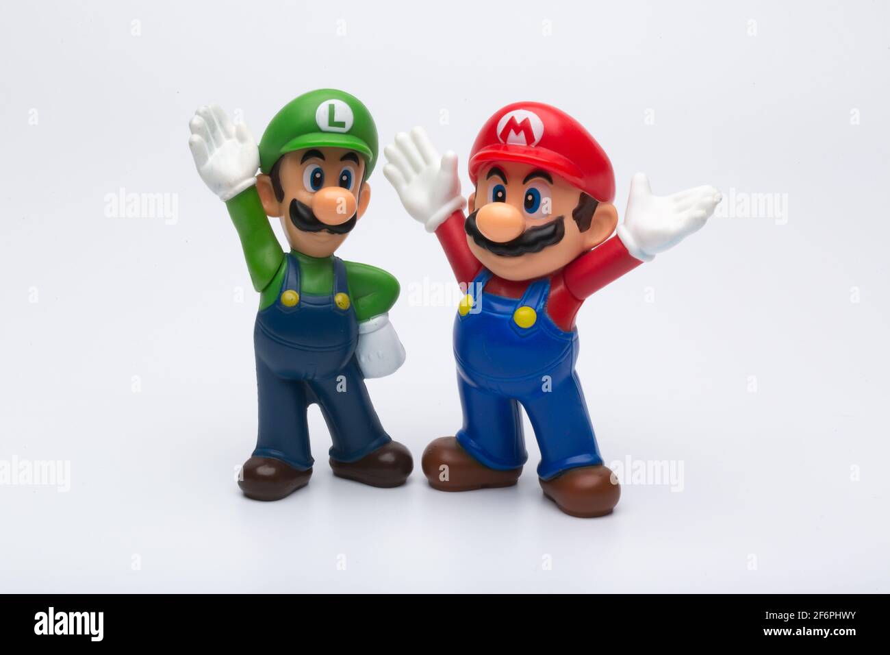Moskau, Russland - 06. April 2021: Plastikfiguren von Mario und Luigi aus Nintendo-Videospiel isoliert auf weißem Hintergrund. Stockfoto