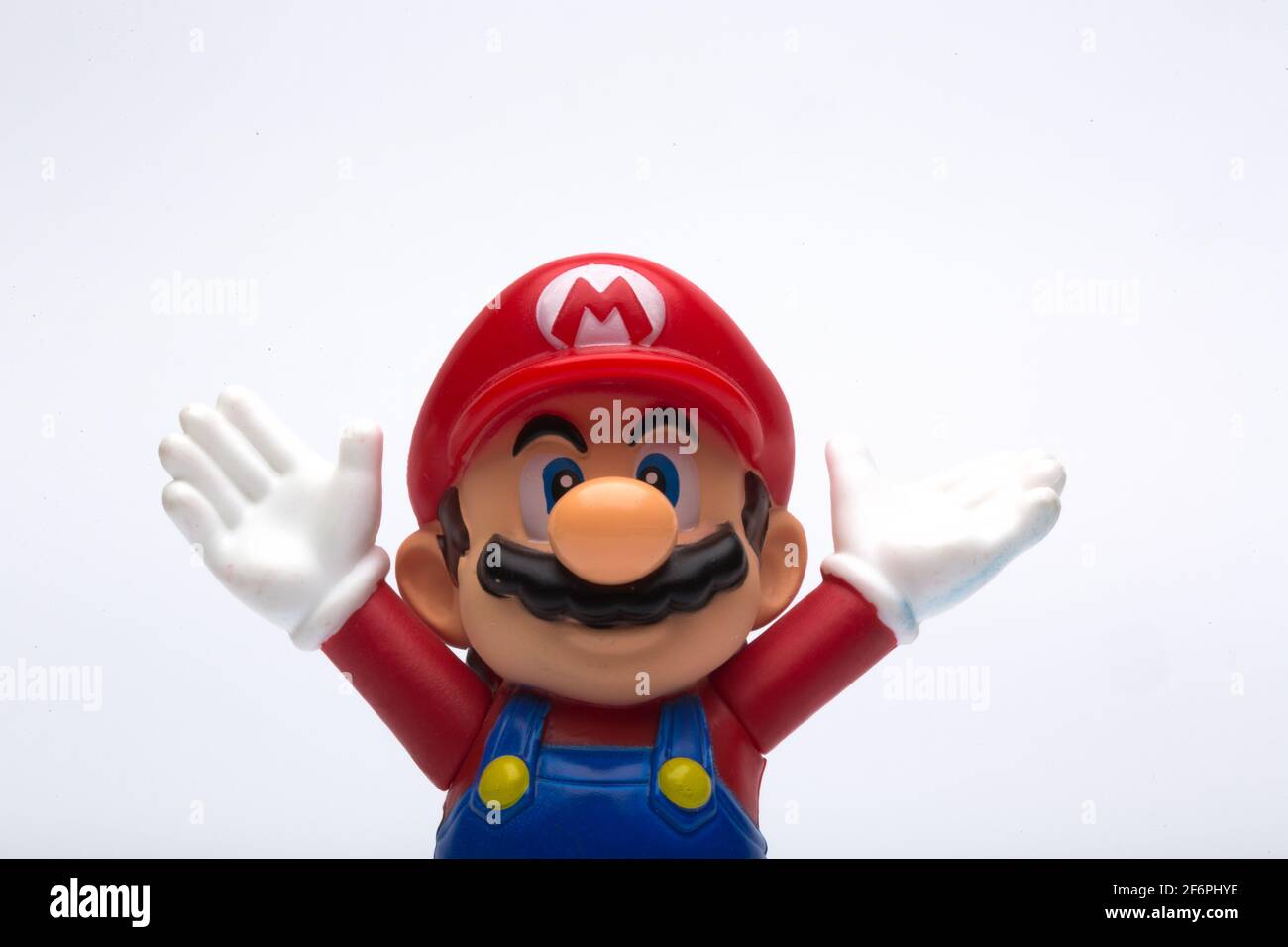 Moskau, Russland - 06. April 2021: Plastikfigur von Mario aus Nintendo-Videospiel isoliert auf weißem Hintergrund. Stockfoto