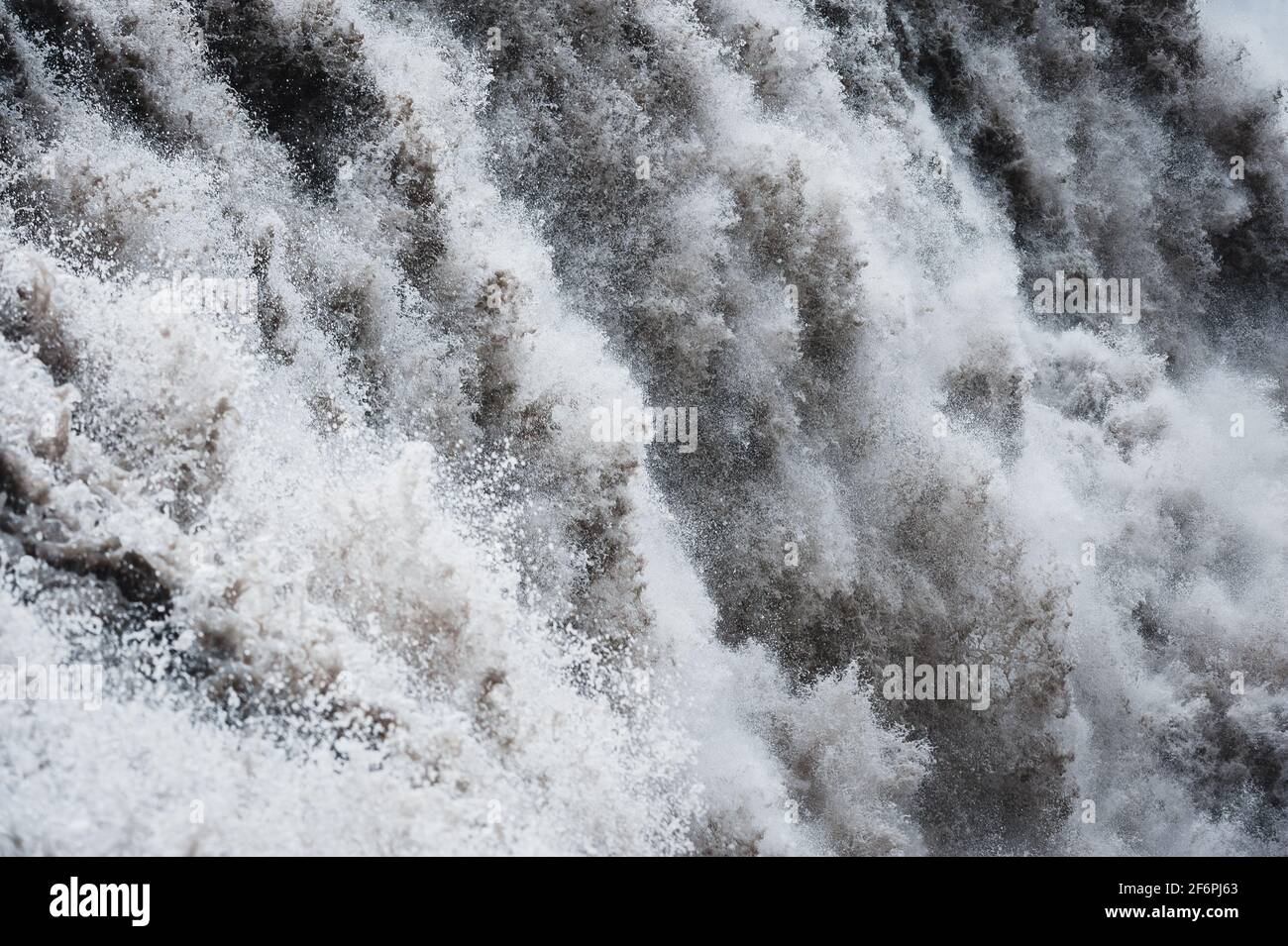 Nahaufnahme eines mächtigen Wasserfalls bei Island Stockfoto