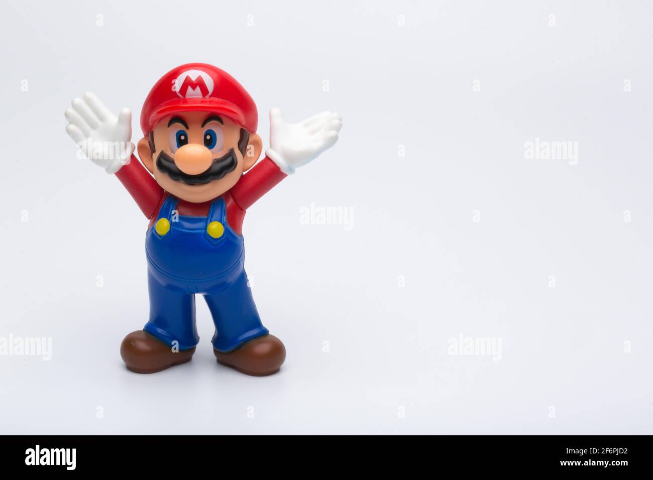 Moskau, Russland - 06. April 2021: Plastikfigur von Mario aus Nintendo-Videospiel isoliert auf weißem Hintergrund. Stockfoto