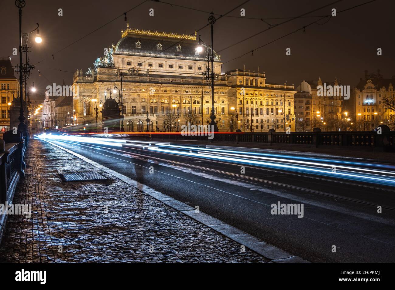 Das historische Gebäude des Nationaltheaters in Prag (Národní divadlo) Aufnahme von der Legion Bridge (Most Legií) Nachts Stockfoto