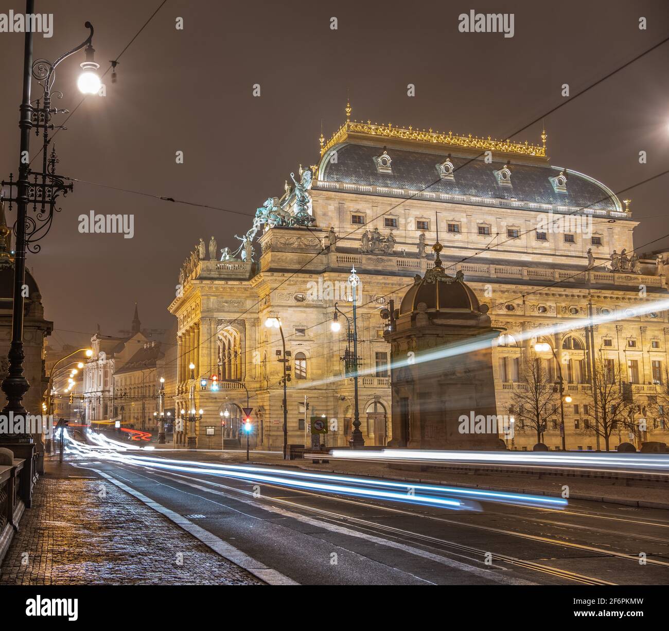 Nationaltheater in Prag (Národní divadlo) Aufgenommen von der Legion Bridge (Most Legií) in der Nacht Stockfoto