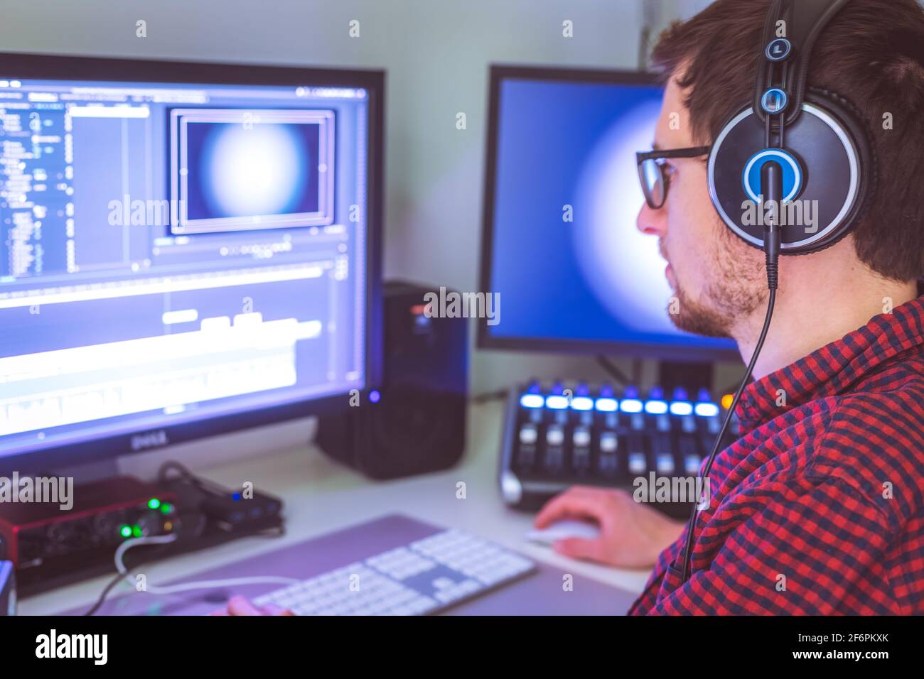 Nahaufnahme des jungen kaukasischen Video-Editor in Schneideraum, Monitore und den Hintergrund Stockfoto