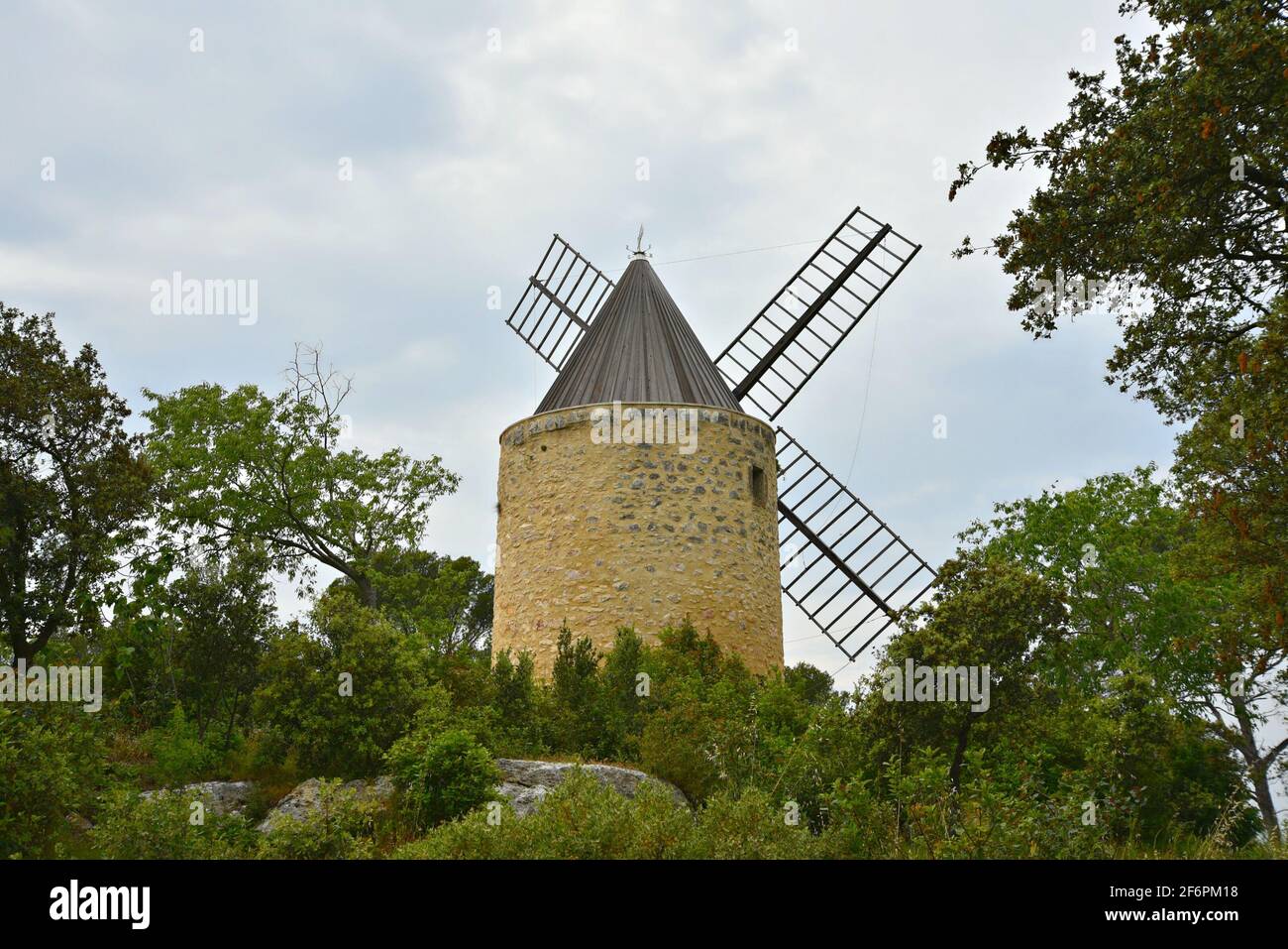 Landschaft mit Panoramablick auf Moulin Tissot-Avon ein historisches Wahrzeichen in Fontvieille Bouches-du-Rhône, Provence-Alpes-Côte d'Azur, Frankreich. Stockfoto