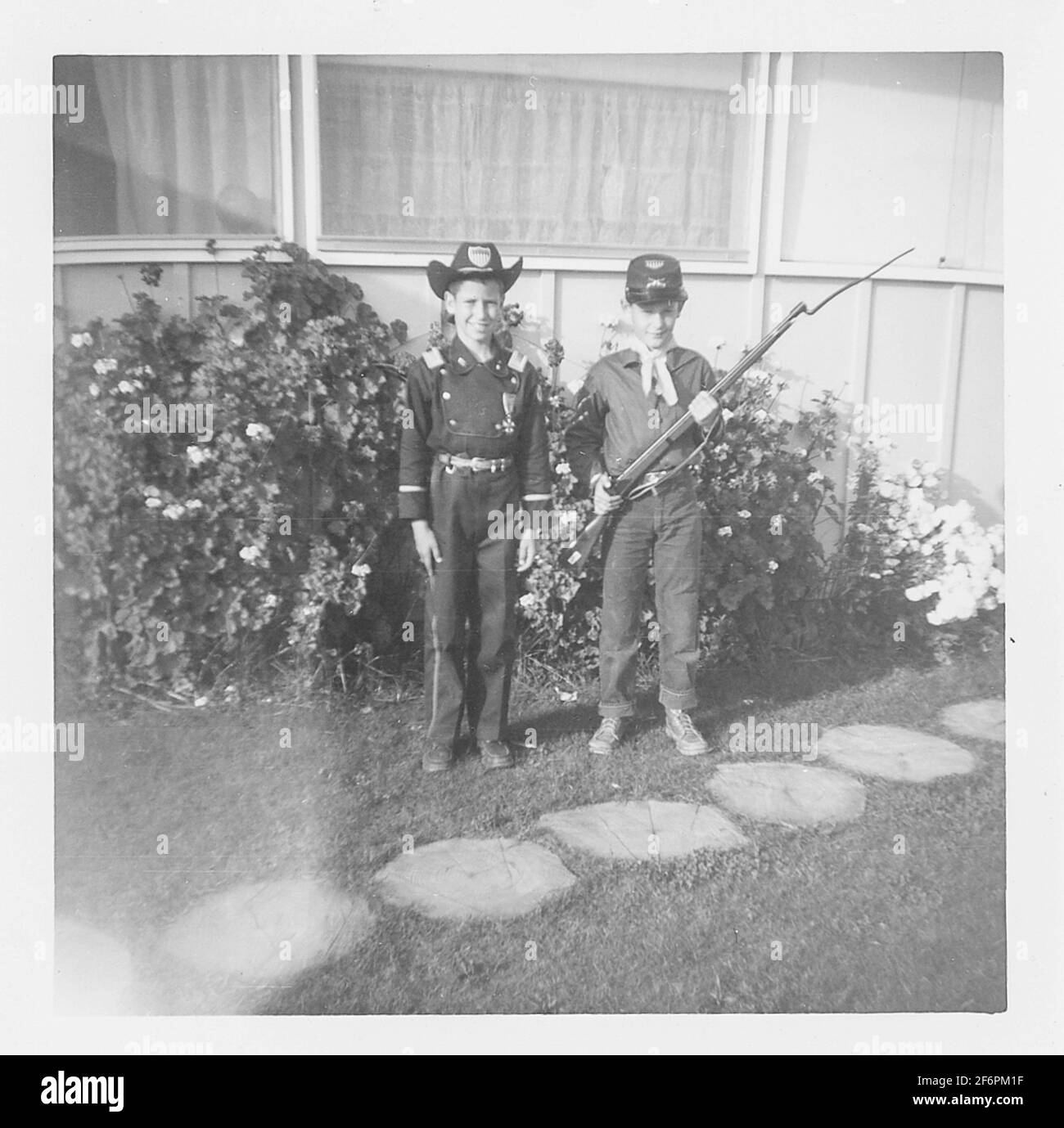 Kleine Jungen spielen Bürgerkriegssoldaten, 1950er Jahre, USA Stockfoto