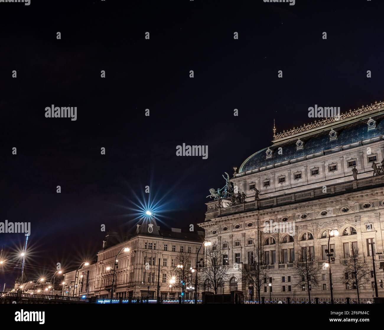 Das historische Gebäude des Nationaltheaters in Prag (Národní divadlo) in der Nacht geschossen - lange Belichtung Stockfoto