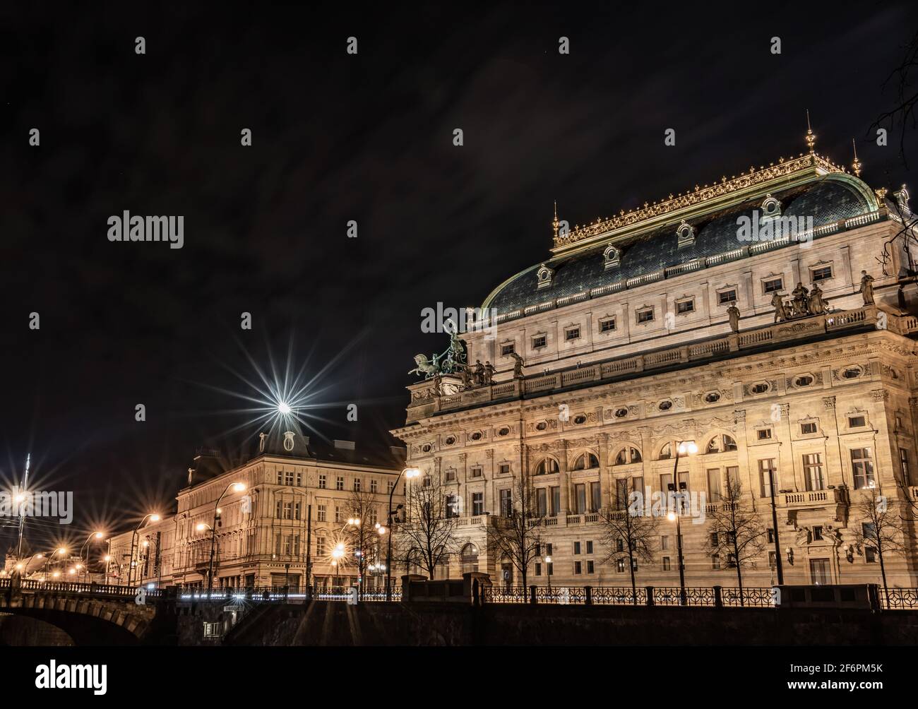 Das historische Gebäude des Nationaltheaters in Prag (Národní divadlo) in der Nacht geschossen - lange Belichtung Stockfoto