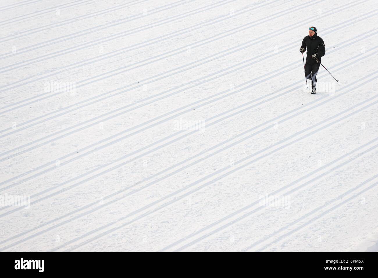 Skifahrer machen Aufwärmübungen Stockfoto