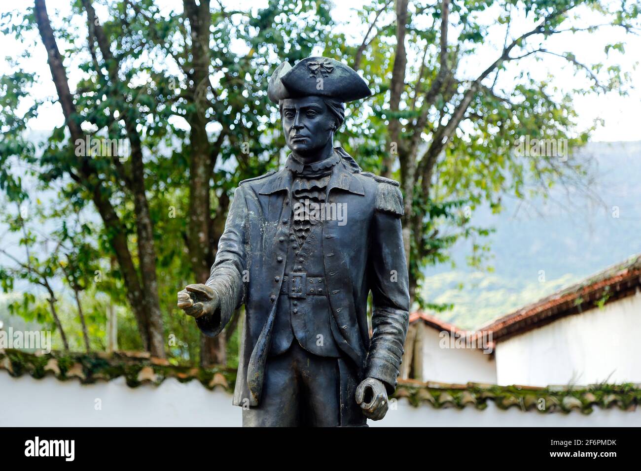 Tiradentes, Minas Gerais, Brasilien - 20. Februar 2021: Tiradentes Metallstatue, die den jungen Fähnrich auf einer öffentlichen Straße darstellt Stockfoto