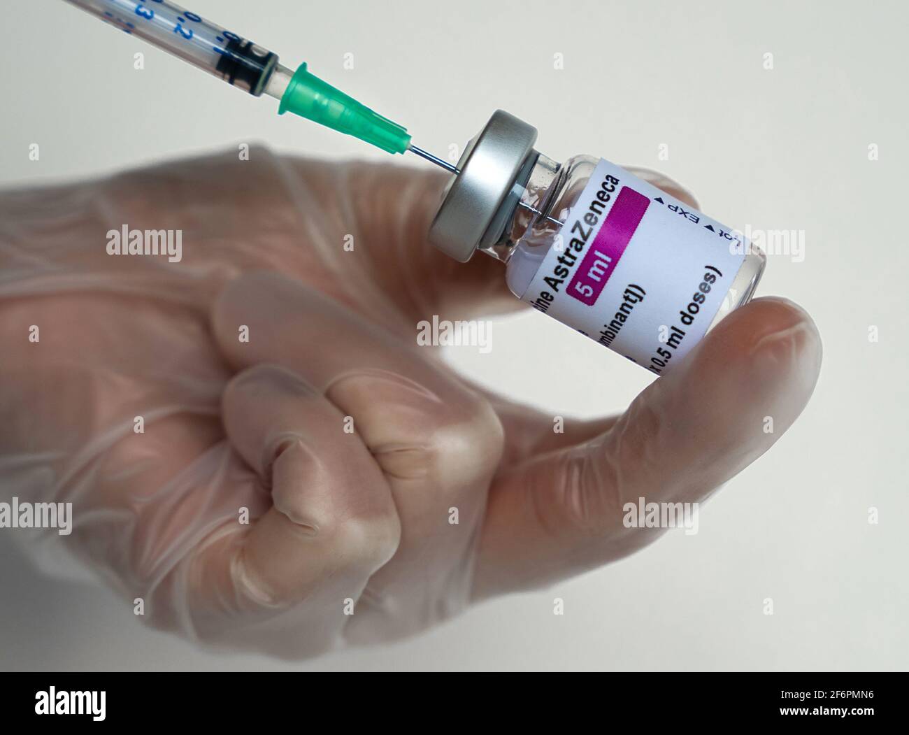 Impfstoff von AstraZeneca gegen Coronavirus in Fläschchen im medizinischen Labor von AstraZeneca. COVID-19-Impfstoff. Gesundheits- und Impfkonzept. Stockfoto