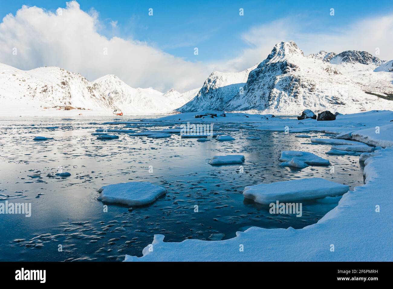 Winterlandschaft der dramatischen Berglandschaft der Lofoten, Norwegen Stockfoto