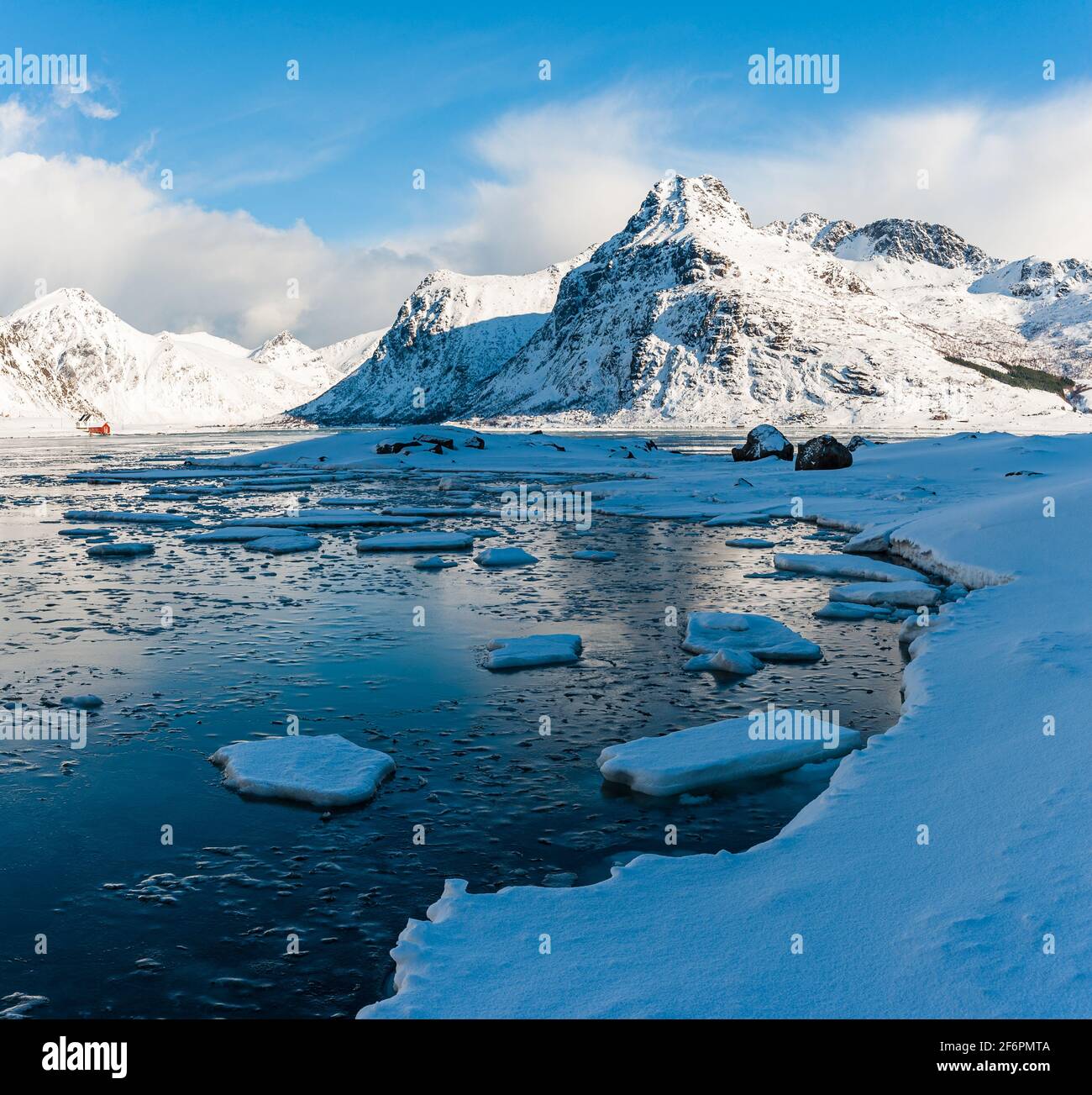 Winterlandschaft der dramatischen Berglandschaft der Lofoten, Norwegen Stockfoto