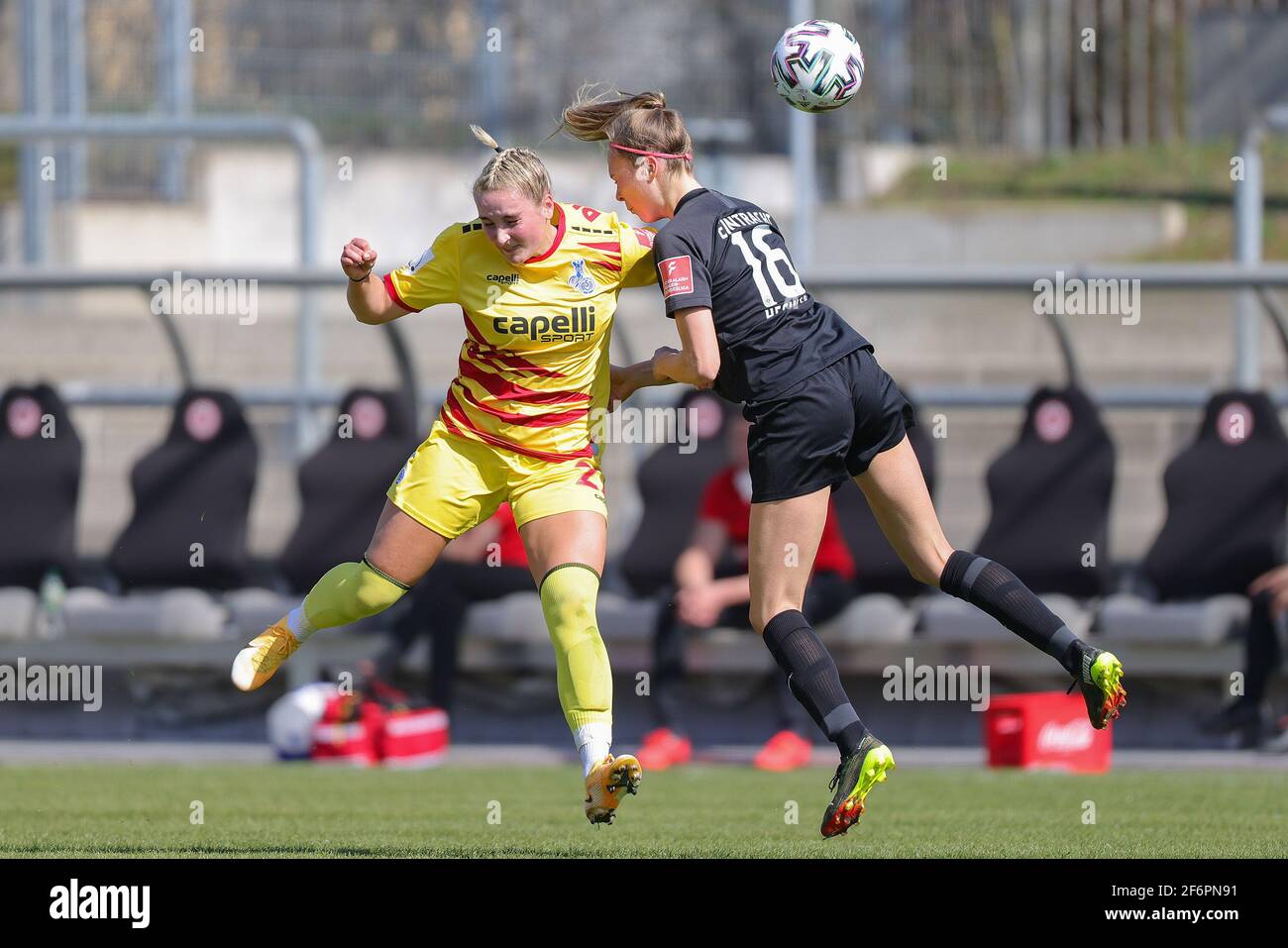 31. März 2021, Hessen, Frankfurt/Main: Nina lange (MSV Duisburg, 22) gegen Janina Hechler (Eintracht Frankfurt, 16). Bundesliga-Frauenspiel zwischen Eintracht Frankfurt und MSV Duisburg am 31. März 2021 im Stadion am Brentanobad in Frankfurt am Main. Foto: Jürgen Kessler/Kessler-Sportfotografie/dpa Stockfoto
