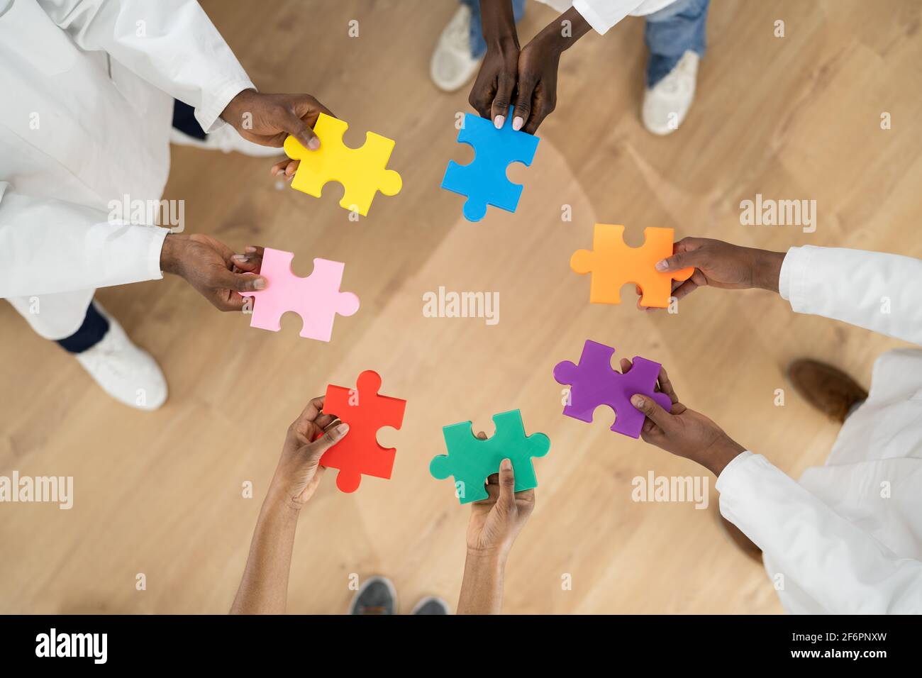 African Medical Doctor Group Holding Puzzle Zusammen Stockfoto