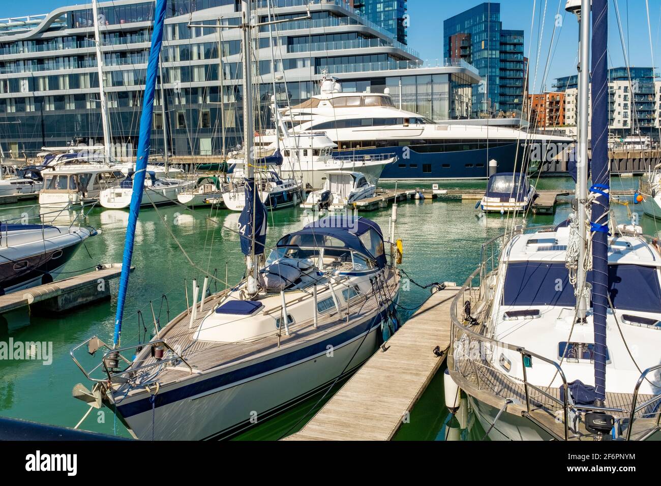 Yachten und Superyachten, Ocean Village Marina, Southampton, Großbritannien Stockfoto