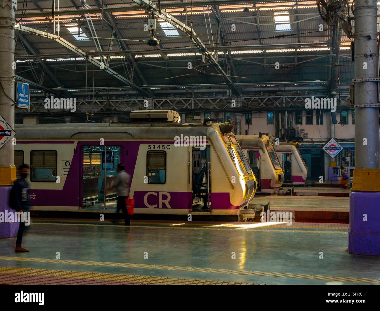 Mumbai, Indien - January 7, 2021 : leerer Zug am Bahnsteig des CST-Bahnhofs mit viktorianischer Architektur, ist CST einer der verkehrsreichsten Züge Stockfoto